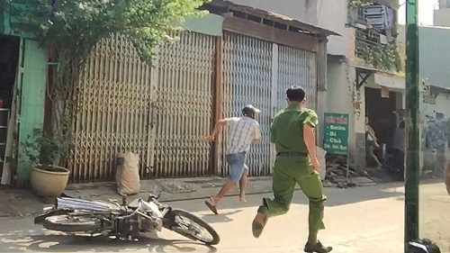 mơ công an đuổi